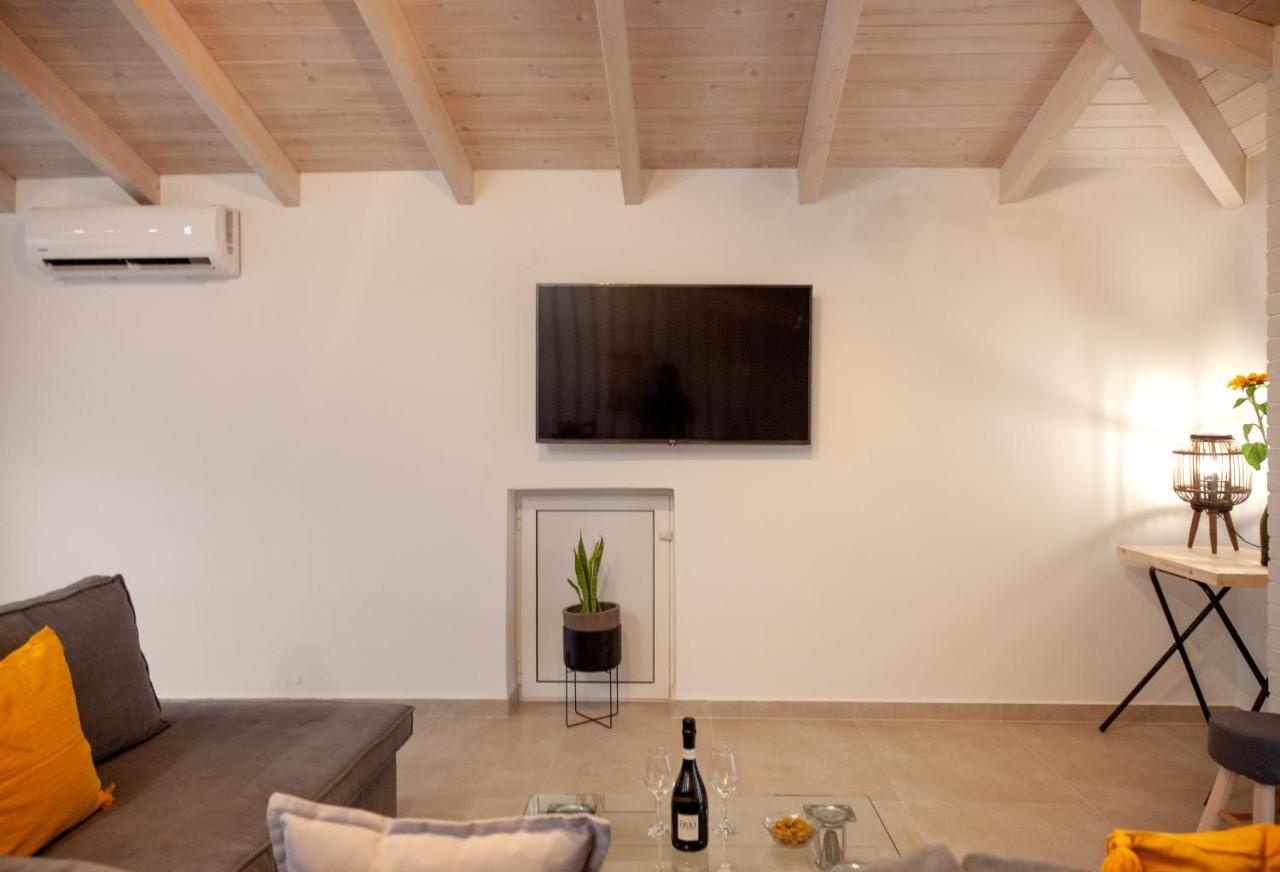 Kamari Luxury Apartment